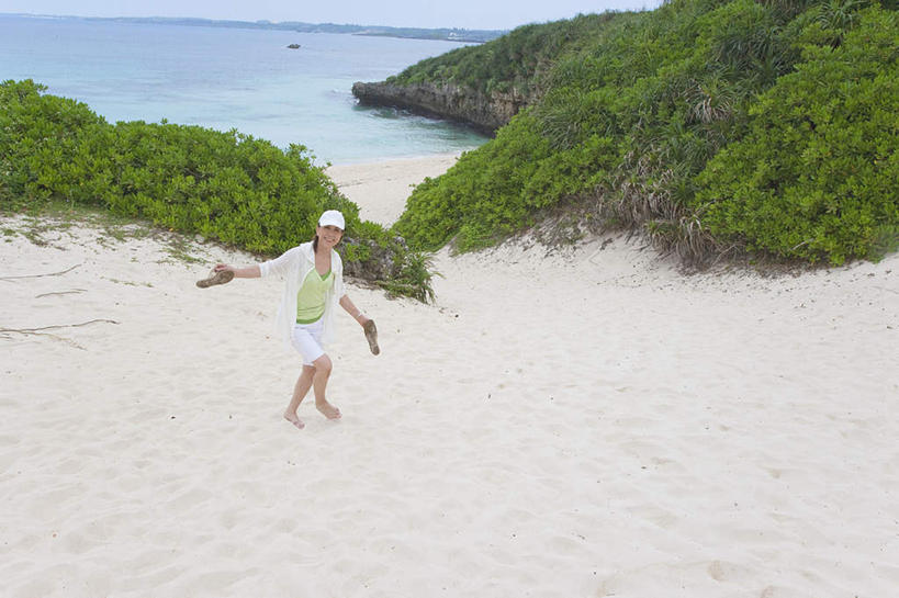 东方人,头发,一个人,站,拉,伸展双臂,笑,摸,交叉,微笑,露齿笑,横图,俯视,室外,白天,旅游,度假,海浪,海洋,礁石,石头,沙滩,水,帽子,亚洲,仅一个年轻女性,仅一个女性,仅一个人,抚摸,握,阴影,飞溅,服装,溅,光线,沙子,石子,液体,影子,海岸,浪花,水滴,云,云朵,沙地,拿,云彩,拿着,注视,休闲装,黄种人,娱乐,运动帽,水珠,衣服,黄色,蓝色,白色,黑色,白云,蓝天,天空,阳光,海水,天,观察,看,站着,享受,休闲,休闲服,鸭舌帽,放松,握着,服饰,观看,扯,察看,关注,喷洒,海景,相交,交集,一顶,年轻女性,女人,女性,亚洲人,大海,风浪,海,海水的波动,海滩,礁,近岸浪,石块,岩石,涌浪,敞开双臂,触摸,接触,伸开双臂,展开双肩,站立,张开手臂,张开双臂,彩图,高角度拍摄,全身