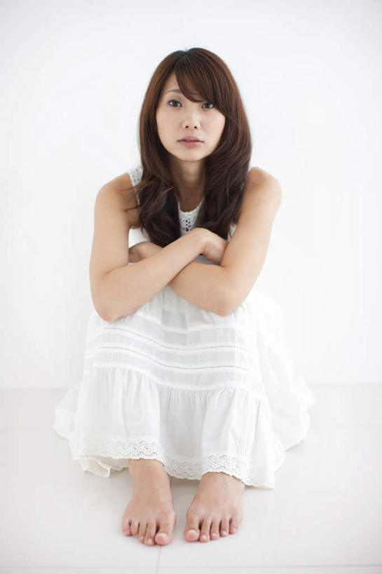 东方人,头发,一个人,坐,笑,摸,双手交叉,微笑,露齿笑,竖图,室内,白天,白色背景,正面,亚洲,仅一个年轻女性,仅一个女性,仅一个人,抚摸,阴影,服装,反射,瓷砖,地砖,影子,墙,地面,注视,休闲装,黄种人,墙壁,墙面,衣服,白色,黑色,观察,看,靠,靠着,倚靠,休闲,赤脚,休闲服,摄影,服饰,影棚,观看,察看,双手抱胸,倚着,关注,年轻女性,女人,女性,亚洲人,长发,触摸,接触,坐着,彩图,全身,影棚拍摄,拍摄