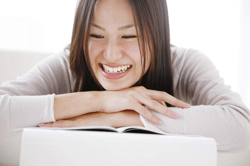 东方人,头发,一个人,坐,笑,摸,双手交叉,微笑,露齿笑,横图,室内,白天,正面,阅读,窗户,落地窗,沙发,桌子,报纸,书籍,亚洲,仅一个年轻女性,仅一个女性,仅一个人,一本,抚摸,学习,阴影,服装,光线,影子,墙,注视,休闲装,黄种人,玻璃窗,墙壁,墙面,衣服,黑色,灰色,阳光,低头,观察,看,趴着,张嘴,休闲,休闲服,浏览,服饰,观看,察看,双手抱胸,关注,张大嘴巴,布艺沙发,年轻女性,女人,女性,亚洲人,长发,书,图书,张开嘴,触摸,接触,趴,坐着,半身,彩图