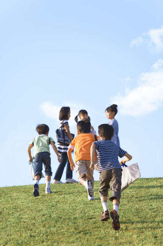 东方人,儿童,背部,头发,伙伴,朋友,站,跑,摸,竖图,室外,白天,正面,锻炼,旅游,度假,游戏,友谊,纯洁,成功,运动,合作,团队,集体,信心,草地,草坪,植物,亚洲,抚摸,握,阴影,服装,光线,影子,云,云朵,许多人,拿,玩,云彩,拿着,注视,休闲装,黄种人,娱乐,队伍,草,小孩,衣服,蓝色,绿色,白色,黑色,白云,蓝天,天空,阳光,天,观察,看,站着,一群人,享受,休闲,休闲服,放松,可爱,童年,童趣,握着,服饰,观看,活动,察看,成就,发泄,关注,消遣,智力,合伙,童真,烂漫,无邪,宣泄,体育,天真,友情,男孩,男人,男性,女孩,女人,女性,亚洲人,触摸,接触,跑步,玩耍,嬉戏,站立,彩图,全身,健身,男生,女生