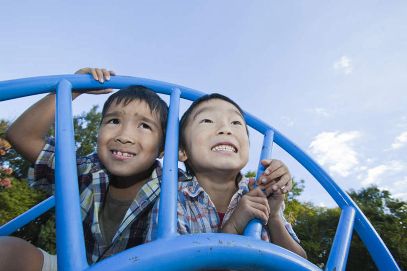 东方人,儿童,头发,两个人,伙伴,朋友,站,笑,摸,微笑,露齿笑,横图,室外,白天,正面,旅游,度假,游戏,友谊,纯洁,草地,草坪,植物,亚洲,撑,抚摸,阴影,服装,光线,方格,影子,云,云朵,玩,云彩,注视,休闲装,黄种人,娱乐,草,树,树木,小孩,衣服,蓝色,绿色,黑色,灰色,白云,蓝天,天空,阳光,自然,天,观察,看,站着,享受,休闲,休闲服,放松,可爱,童年,童趣,服饰,游乐设施,生长,成长,观看,活动,察看,撑着,发泄,关注,消遣,智力,童真,烂漫,无邪,宣泄,天真,友情,男孩,男人,男性,亚洲人,触摸,接触,抬头,玩耍,嬉戏,仰头,站立,半身,彩图,男生