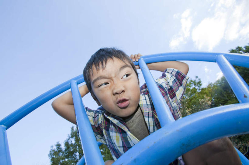 东方人,儿童,头发,一个人,站,举,笑,摸,微笑,露齿笑,横图,室外,白天,仰视,旅游,度假,游戏,纯洁,草地,草坪,植物,亚洲,仅一个男性,仅一个人,抚摸,阴影,服装,光线,影子,云,云朵,玩,云彩,扭头,注视,休闲装,黄种人,娱乐,草,树,树木,一个,小孩,衣服,蓝色,绿色,黑色,白云,蓝天,天空,阳光,自然,天,观察,看,托,站着,转头,仅一个小孩,享受,休闲,休闲服,放松,可爱,童年,童趣,服饰,游乐设施,生长,单个,成长,观看,活动,察看,发泄,关注,消遣,智力,童真,烂漫,无邪,宣泄,天真,男孩,男人,男性,亚洲人,孩子,触摸,接触,举起,举手,举着,玩耍,嬉戏,向上举,向上伸,向上托,站立,半身,彩图,低角度拍摄,男生