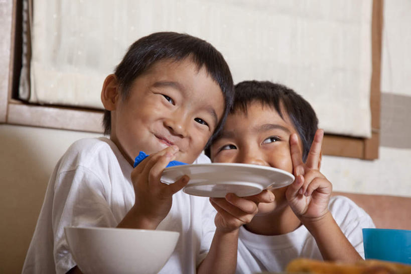 东方人,儿童,头发,两个人,伙伴,朋友,坐,捧,笑,摸,微笑,露齿笑,横图,室内,白天,正面,快乐,兴奋,友谊,纯洁,骄傲,成功,胜利,报纸,餐具,亚洲,抚摸,握,阴影,服装,光线,信息,碟子,盘,影子,墙,拿,拿着,注视,休闲装,黄种人,墙壁,墙面,小孩,衣服,白色,黑色,阳光,盘子,碟,碗,观察,看,靠,靠着,手势,倚靠,休闲,休闲服,可爱,童年,童趣,自信,握着,服饰,观看,新闻,察看,倚着,关注,童真,烂漫,无邪,天真,友情,男孩,男人,男性,亚洲人,进餐用具,烹调用具,触摸,端,端着,接触,捧着,手捧,坐着,半身,彩图,欢乐,开心,报刊,男生