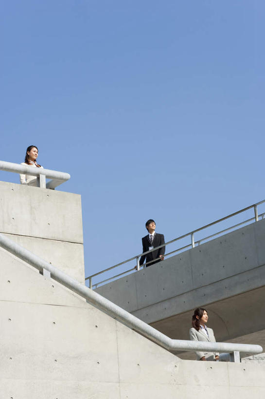 东方人,三个人,同事,栏杆,露台,站,摸,竖图,室外,白天,仰视,旅游,度假,成功,合作,团队,集体,信心,楼梯,阳台,亚洲,撑,抚摸,阴影,光线,影子,栅栏,阶梯,篱笆,围栏,扭头,注视,黄种人,娱乐,队伍,护栏,台阶,蓝色,蓝天,天空,阳光,天,观察,看,站着,转头,享受,休闲,放松,晴朗,观看,察看,领导,撑着,成就,关注,合伙,领袖,万里无云,男人,男性,年轻男性,年轻女性,女人,女性,亚洲人,晴空,晴空万里,触摸,接触,站立,半身,彩图,低角度拍摄,露天阳台