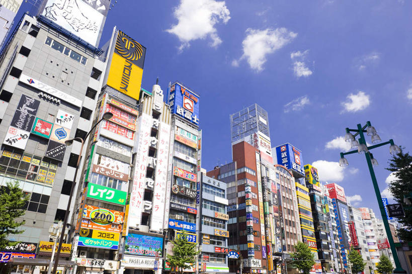 无人,商店,横图,室外,白天,仰视,购物,旅游,度假,消费,美景,植物,窗户,超市,路灯,指示牌,照明,东京,日本,亚洲,许多,阴影,光线,标志,文字,影子,景观,云,云朵,灯光,云彩,娱乐,标识,玻璃窗,灯,树,树木,蓝色,绿色,白云,蓝天,天空,阳光,自然,天,享受,休闲,景色,放松,金融,百货,生长,成长,照亮,照明设备,自然风光,选购,贸易,百货公司,东亚,本州,关东地方,本州岛,日本国,东京都,血拼,彩图,低角度拍摄,购物商场,购物中心,商业中心