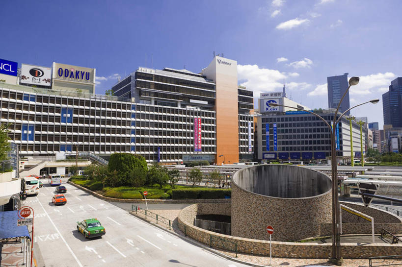 无人,高楼大厦,横图,俯视,室外,白天,度假,草地,草坪,美景,植物,城市风光,城市,大厦,道路,建筑,路,路灯,摩天大楼,公路,汽车,照明,东京,日本,亚洲,一排,许多,阴影,整齐,光线,影子,景观,云,云朵,灯光,分界线,停车线,交通,云彩,娱乐,车,灯,草,树,树木,排列,蓝色,绿色,白云,蓝天,天空,阳光,自然,交通工具,轿车,天,享受,休闲,景色,放松,生长,成长,车行道,车行道分界线,照亮,照明设备,队列,载具,标线,东亚,车行线,本州,关东地方,本州岛,日本国,东京都,马路,彩图,高角度拍摄,大楼,高层建筑,高楼,摩天楼