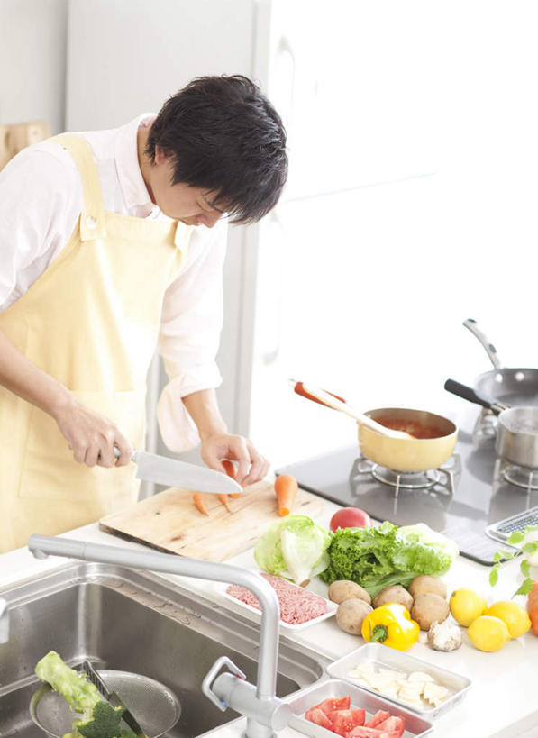 东方人,一个人,站,笑,摸,微笑,露齿笑,竖图,俯视,室内,白天,水,厨房,窗户,落地窗,柠檬,蔬菜,土豆,西红柿,水果,亚洲,仅一个男性,仅一个人,抚摸,切开,握,阴影,服装,新鲜,光线,水龙头,围裙,液体,影子,墙,水滴,生菜,莴苣,生食,食品,果实,灶头,拿,拿着,注视,休闲装,黄种人,玻璃窗,墙壁,墙面,食物,仅一个年轻男性,衣服,黄色,白色,阳光,低头,观察,看,切,站着,休闲,休闲服,握着,服饰,有机食品,绿色食品,观看,察看,关注,剖面,切面,馍馍蛋,春菜,鹅仔菜,莴仔菜,千金菜,叶用莴苣,男人,男性,年轻男性,亚洲人,益母果,柠果,洋芋,山药蛋,马铃薯,番茄,触摸,接触,站立,半身,彩图,高角度拍摄,灶间