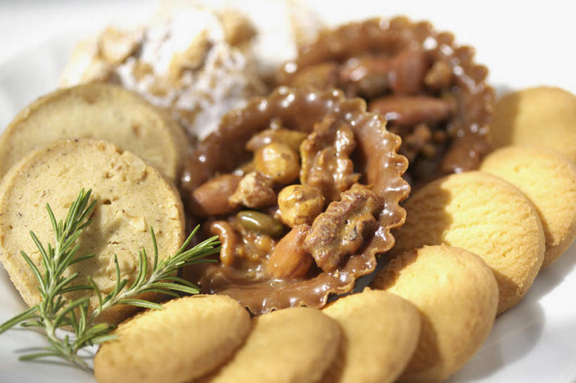 点心,无人,横图,俯视,室内,特写,白天,桌面,叶子,一堆,一排,许多,阴影,堆叠,堆积,朦胧,模糊,整齐,光线,圆形,影子,食品,坚果,甜点,果实,绿叶,食物,糕点,排列,阳光,饼干,甜食,干果,零食,香草,嫩叶,堆,迷迭香,队列,香叶,海洋之露,叶,叶片,彩图,高角度拍摄