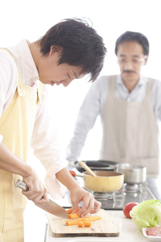 东方人,头发,两个人,家庭,父亲,儿子,站,笑,摸,微笑,露齿笑,竖图,室内,白天,正面,烹饪,厨房,萝卜,胡萝卜,蔬菜,西红柿,椰菜,卷心菜,餐具,厨具,金属制品,亚洲,撑,抚摸,切开,握,服装,朦胧,模糊,新鲜,金属,碟子,工具,盘,食品,刀具,灶头,拿,拿着,注视,休闲装,黄种人,食物,衣服,白色,黑色,盘子,碟,刀,低头,观察,看,切,站着,休闲,温暖,温馨,父子,一家人,休闲服,父爱,握着,服饰,有机食品,绿色食品,观看,和睦,察看,撑着,关注,菜刀,剖面,烹饪用具,切面,切菜刀,老年男性,男人,男性,年轻男性,亚洲人,烹调用具,结球甘蓝,红萝卜,甘荀,甘兰,番茄,包心菜,触摸,接触,烹调,站立,半身,彩图,灶间,融洽