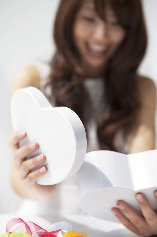 东方人,头发,一个人,坐,捧,笑,摸,微笑,露齿笑,竖图,室内,白天,正面,爱情,礼盒,礼物,亚洲,仅一个年轻女性,仅一个女性,仅一个人,抚摸,握,阴影,服装,爱心,朦胧,模糊,光线,影子,纸盒,浪漫,拿,拿着,注视,休闲装,黄种人,盒子,一个,衣服,白色,黑色,阳光,包装盒,礼品盒,低头,观察,看,休闲,温暖,温馨,心形,休闲服,恩爱,握着,服饰,礼品,单个,观看,和睦,察看,关注,年轻女性,女人,女性,亚洲人,心型,长发,触摸,端,端着,接触,捧着,手捧,坐着,半身,彩图,融洽