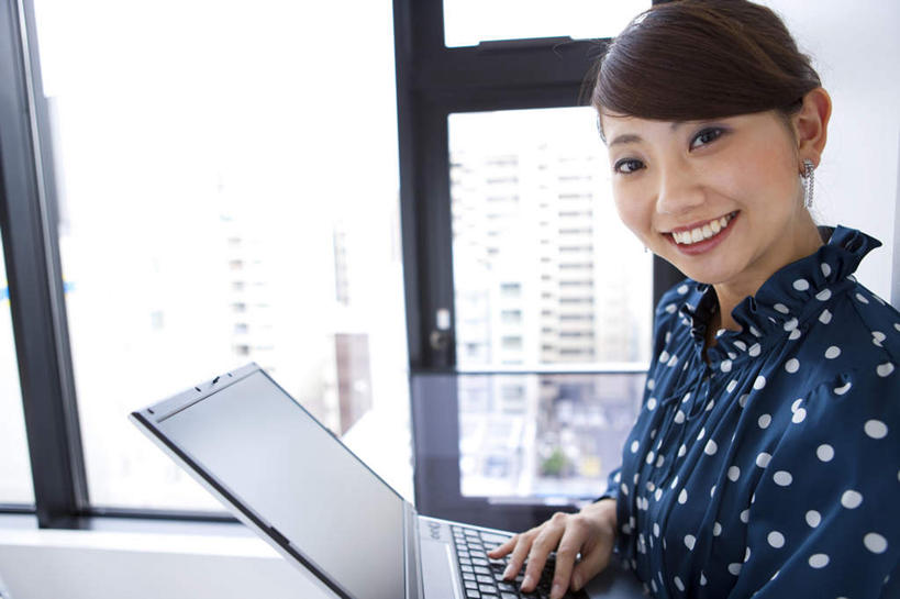 东方人,头发,一个人,家,坐,笑,摸,微笑,露齿笑,横图,室内,白天,侧面,电脑,笔记本电脑,植物,窗户,亚洲,仅一个年轻女性,仅一个女性,仅一个人,抚摸,敲打,阴影,服装,光线,网络,影子,斑点,房屋,屋子,扭头,注视,休闲装,黄种人,输入,通讯设备,楼房,玻璃窗,住宅,树,树木,衣服,蓝色,绿色,白色,黑色,蓝天,天空,阳光,自然,天,打字,观察,看,转头,休闲,休闲服,服饰,生长,成长,观看,点击,敲击,察看,无线,关注,通信设备,无线网络,无线上网,便携式电脑,按键,手提电脑,年轻女性,女人,女性,亚洲人,长发,触摸,接触,坐着,半身,彩图,房子