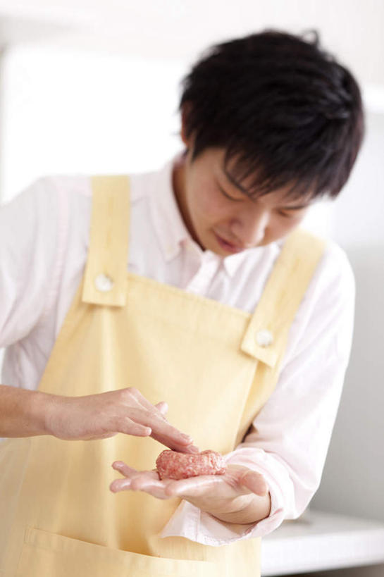 东方人,一个人,站,捧,摸,竖图,俯视,室内,白天,亚洲,仅一个男性,仅一个人,一块,抚摸,握,阴影,服装,朦胧,模糊,光线,围裙,影子,墙,肉,拿,拿着,休闲装,黄种人,猪肉,肉类,墙壁,墙面,仅一个年轻男性,衣服,黄色,红色,白色,阳光,按,低头,站着,休闲,休闲服,握着,服饰,肉食,豚肉,男人,男性,年轻男性,亚洲人,触摸,端,端着,接触,捧着,手捧,站立,半身,彩图,高角度拍摄