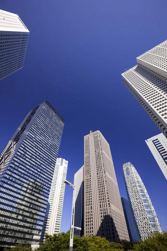 无人,高楼大厦,竖图,室外,白天,仰视,度假,美景,植物,窗户,城市风光,城市,大厦,建筑,路灯,摩天大楼,照明,东京,日本,亚洲,一排,阴影,整齐,光线,影子,景观,灯光,娱乐,玻璃窗,灯,树,树木,排列,蓝色,绿色,蓝天,天空,阳光,自然,天,享受,休闲,景色,放松,生长,晴朗,成长,照亮,照明设备,队列,东亚,本州,万里无云,关东地方,本州岛,日本国,东京都,晴空,晴空万里,彩图,低角度拍摄,大楼,高层建筑,高楼,摩天楼