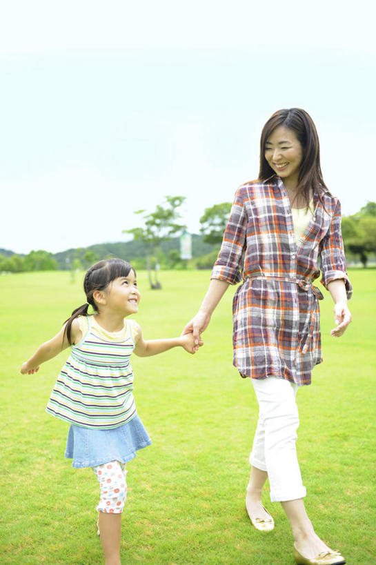 东方人,儿童,头发,两个人,家庭,母亲,女儿,站,走,握手,笑,摸,微笑,露齿笑,竖图,室外,白天,正面,旅游,度假,纯洁,草地,草坪,植物,亚洲,抚摸,阴影,条纹,服装,光线,影子,云,云朵,云彩,注视,休闲装,黄种人,娱乐,相视,草,树,树木,小孩,衣服,蓝色,绿色,黑色,白云,蓝天,天空,阳光,自然,天,观察,看,站着,享受,休闲,温暖,温馨,母女,一家人,面对面,休闲服,放松,可爱,母爱,童年,童趣,服饰,生长,成长,观看,对视,和睦,察看,关注,相对,童真,烂漫,无邪,相看,天真,年轻女性,女孩,女人,女性,亚洲人,孩子,年轻人,长发,步行,触摸,接触,拉手,散步,手拉手,手握手,站立,走路,彩图,全身,融洽,女生