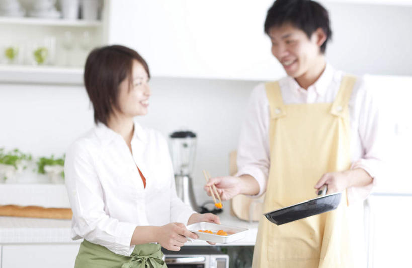 东方人,头发,两个人,家庭,夫妻,站,捧,笑,摸,微笑,露齿笑,横图,室内,白天,正面,爱情,厨房,柜子,筷子,餐具,亚洲,抚摸,握,阴影,服装,光线,金属,锅子,围裙,影子,墙,肉,浪漫,拿,拿着,注视,休闲装,黄种人,文化,榨汁机,传统,肉类,相视,墙壁,墙面,衣服,黄色,白色,黑色,阳光,橱柜,观察,看,站着,休闲,温暖,温馨,一家人,面对面,休闲服,恩爱,握着,恋人,服饰,观看,对视,礼节,一台,和睦,察看,关注,礼仪,相对,肉食,相看,手动榨汁机,男人,男性,年轻男性,年轻女性,女人,女性,亚洲人,夫妇,情侣,进餐用具,触摸,端,端着,接触,捧着,手捧,站立,半身,彩图,灶间,伴侣,融洽