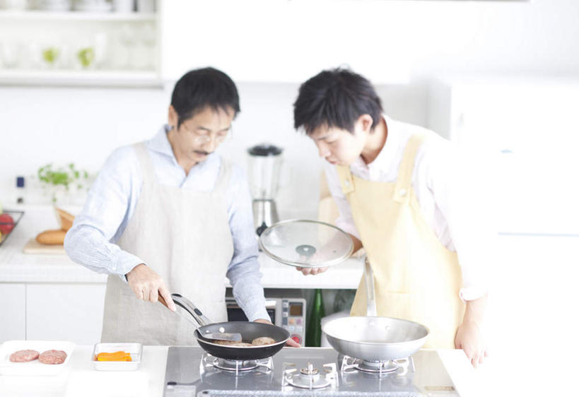 东方人,头发,两个人,家庭,父亲,儿子,站,捧,笑,摸,微笑,露齿笑,横图,室内,白天,正面,厨房,柜子,筷子,蔬菜,餐具,亚洲,抚摸,握,阴影,服装,新鲜,光线,金属,锅子,围裙,影子,墙,肉,食品,拿,拿着,注视,休闲装,黄种人,文化,榨汁机,传统,肉类,墙壁,墙面,食物,衣服,黄色,白色,黑色,阳光,橱柜,低头,观察,看,站着,休闲,温暖,温馨,父子,一家人,休闲服,父爱,握着,服饰,有机食品,绿色食品,观看,礼节,一台,和睦,察看,关注,礼仪,肉食,手动榨汁机,老年男性,男人,男性,年轻男性,亚洲人,进餐用具,触摸,端,端着,接触,捧着,手捧,站立,半身,彩图,灶间,融洽