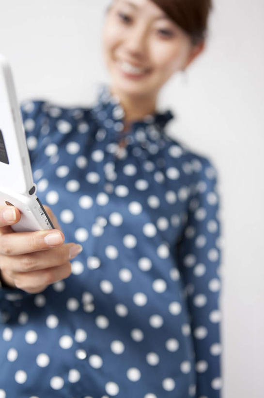 东方人,头发,一个人,站,笑,摸,打电话,微笑,露齿笑,竖图,室内,白天,白色背景,仰视,电话,手机,亚洲,仅一个年轻女性,仅一个女性,仅一个人,许多,抚摸,敲打,握,阴影,服装,朦胧,模糊,光线,影子,斑点,墙,拿,拿着,注视,休闲装,黄种人,输入,通讯设备,墙壁,墙面,衣服,蓝色,白色,阳光,打字,低头,观察,看,站着,休闲,休闲服,握着,摄影,服饰,影棚,观看,点击,敲击,察看,关注,一部,交流,按键,年轻女性,女人,女性,亚洲人,触摸,沟通,接触,通话,站立,半身,彩图,低角度拍摄,影棚拍摄,拍摄