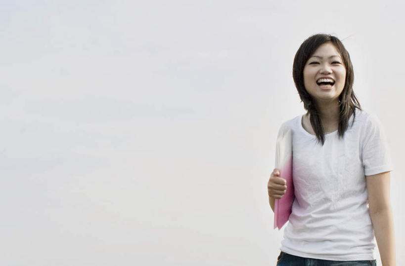 东方人,头发,一个人,站,捧,笑,摸,微笑,露齿笑,横图,室外,白天,正面,旅游,度假,书籍,亚洲,仅一个年轻女性,仅一个女性,仅一个人,一本,抚摸,阴影,服装,光线,影子,云,云朵,云彩,扭头,注视,休闲装,黄种人,娱乐,衣服,粉色,白色,黑色,白云,天空,阳光,天,观察,看,站着,张嘴,转头,享受,休闲,休闲服,放松,服饰,观看,察看,关注,张大嘴巴,年轻女性,女人,女性,亚洲人,长发,书,图书,张开嘴,触摸,端,端着,接触,捧着,手捧,站立,半身,彩图