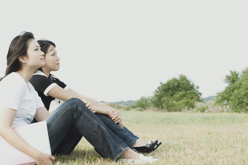 东方人,头发,两个人,伙伴,朋友,坐,笑,摸,微笑,露齿笑,横图,室外,白天,侧面,旅游,度假,友谊,草地,草坪,植物,书籍,亚洲,一本,抚摸,握,阴影,服装,光线,影子,拿,拿着,注视,休闲装,黄种人,娱乐,草,树,树木,衣服,绿色,白色,黑色,天空,阳光,自然,天,观察,看,享受,休闲,休闲服,放松,握着,服饰,生长,成长,观看,察看,关注,友情,年轻女性,女人,女性,亚洲人,长发,书,图书,触摸,接触,坐着,半身,彩图