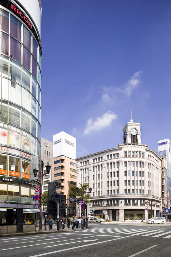 无人,高楼大厦,竖图,室外,白天,仰视,度假,美景,植物,窗户,城市风光,城市,大厦,道路,建筑,路,摩天大楼,人行横道,公路,东京,日本,亚洲,一排,许多,阴影,整齐,光线,影子,景观,云,云朵,人行道,分界线,停车线,交通,云彩,娱乐,玻璃窗,树,树木,排列,蓝色,绿色,白云,蓝天,天空,阳光,自然,天,享受,休闲,景色,放松,生长,成长,车行道,车行道分界线,队列,标线,人行横道线,东亚,车行线,本州,关东地方,本州岛,日本国,东京都,斑马线,马路,彩图,低角度拍摄,大楼,高层建筑,高楼,摩天楼