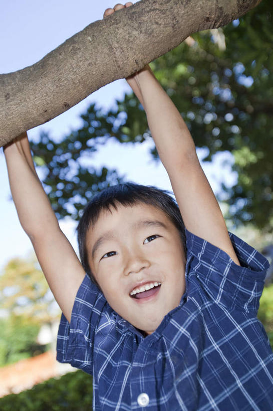 东方人,儿童,肠,十二指肠,头发,一个人,站,举,笑,摸,微笑,露齿笑,竖图,室外,白天,正面,旅游,度假,纯洁,草地,草坪,植物,亚洲,仅一个男性,仅一个人,抚摸,阴影,服装,光线,方格,影子,云,云朵,云彩,注视,休闲装,黄种人,娱乐,草,树,树干,树木,小孩,衣服,蓝色,绿色,黑色,白云,蓝天,天空,阳光,自然,天,观察,看,托,站着,张嘴,仅一个小孩,享受,休闲,休闲服,放松,可爱,童年,童趣,服饰,生长,成长,观看,察看,关注,张大嘴巴,童真,烂漫,无邪,天真,男孩,男人,男性,亚洲人,孩子,大肠,盲肠,小肠,直肠,张开嘴,触摸,接触,举起,举手,举着,向上举,向上伸,向上托,站立,半身,彩图,男生