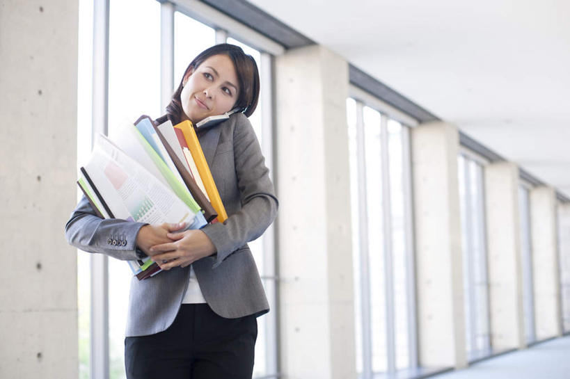 东方人,头发,一个人,商务人士,商务女性,站,捧,笑,摸,打电话,微笑,露齿笑,横图,室内,白天,正面,衬衫,窗户,落地窗,电话,手机,亚洲,仅一个年轻女性,仅一个女性,仅一个人,一排,抚摸,握,阴影,套装,整齐,光线,材料,档案,文件,影子,墙,走道,走廊,过道,拿,听,拿着,扭头,注视,黄种人,通讯设备,玻璃窗,墙壁,墙面,排列,黑色,阳光,资料,观察,看,站着,转头,握着,观看,察看,队列,关注,文档,商务装,工薪阶层,一部,交流,年轻女性,女人,女性,亚洲人,长发,白领,上班族,触摸,端,端着,沟通,接触,捧着,手捧,通话,站立,半身,彩图,衬衣