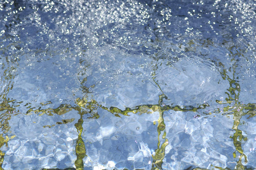 无人,体育馆,游泳池,横图,俯视,室外,白天,旅游,度假,水,一排,许多,阴影,飞溅,整齐,溅,光线,瓷砖,地砖,方格,液体,影子,气泡,水池,水滴,水面,地面,娱乐,泳池,水珠,排列,绿色,阳光,泡泡,享受,休闲,放松,游泳馆,队列,喷洒,彩图,高角度拍摄