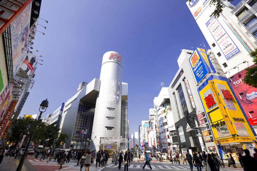 东方人,高楼大厦,商店,站,走,横图,室外,白天,仰视,购物,度假,消费,草地,草坪,美景,植物,城市风光,超市,城市,大厦,道路,建筑,路,路灯,摩天大楼,人行横道,公路,照明,东京,日本,亚洲,阴影,光线,影子,景观,云,云朵,人行道,灯光,交通,许多人,云彩,黄种人,娱乐,灯,草,蓝色,绿色,白云,蓝天,天空,阳光,天,站着,一群人,享受,休闲,景色,放松,金融,百货,照亮,照明设备,人行横道线,选购,贸易,百货公司,东亚,本州,关东地方,本州岛,日本国,东京都,血拼,男人,男性,年轻男性,年轻女性,女人,女性,亚洲人,斑马线,马路,步行,散步,站立,走路,半身,彩图,低角度拍摄,大楼,高层建筑,高楼,购物商场,购物中心,摩天楼,商业中心