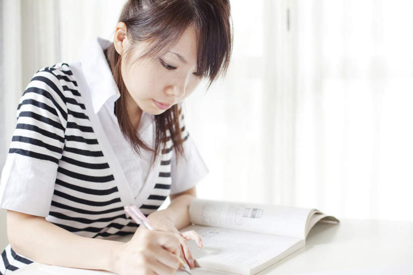 东方人,头发,一个人,坐,笑,摸,微笑,露齿笑,横图,俯视,室外,白天,窗户,落地窗,桌子,亚洲,仅一个年轻女性,仅一个女性,仅一个人,抚摸,握,写,阴影,条纹,服装,光线,笔,影子,墙,办公用品,记事本,拿,拿着,注视,休闲装,黄种人,书桌,玻璃窗,墙壁,墙面,文具,衣服,白色,黑色,阳光,本子,笔记本,课桌,学习用品,低头,观察,记录,看,休闲,休闲服,握着,服饰,观看,文具用品,一支,察看,关注,年轻女性,女人,女性,亚洲人,长发,触摸,接触,坐着,半身,彩图,高角度拍摄