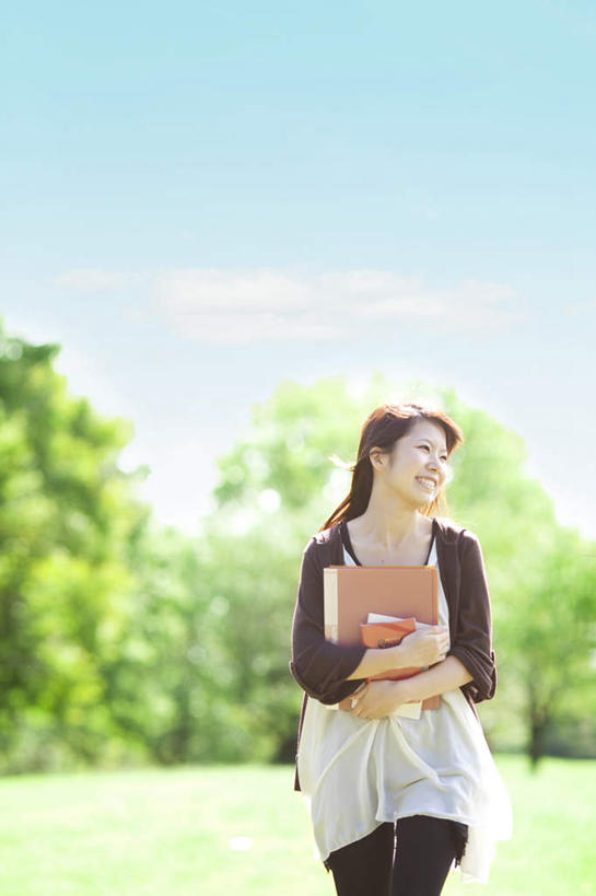 东方人,一个人,站,捧,笑,摸,微笑,露齿笑,竖图,室外,白天,正面,旅游,度假,草地,草坪,植物,书籍,亚洲,仅一个年轻女性,仅一个女性,仅一个人,一本,抚摸,握,阴影,服装,光线,影子,云,云朵,拿,云彩,拿着,扭头,注视,休闲装,黄种人,娱乐,草,树,树木,衣服,蓝色,绿色,灰色,白云,蓝天,天空,阳光,自然,天,观察,看,站着,转头,享受,休闲,休闲服,放松,握着,服饰,生长,成长,观看,察看,关注,年轻女性,女人,女性,亚洲人,书,图书,触摸,端,端着,接触,捧着,手捧,站立,半身,彩图