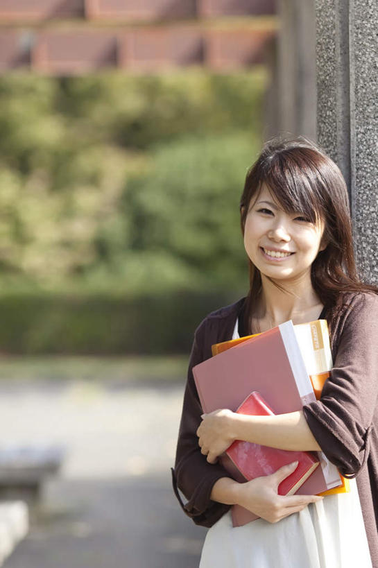 东方人,头发,一个人,站,捧,笑,摸,微笑,露齿笑,竖图,室外,白天,正面,旅游,度假,草地,草坪,植物,道路,路,书籍,亚洲,仅一个年轻女性,仅一个女性,仅一个人,许多,抚摸,握,服装,朦胧,模糊,墙,小路,交通,拿,拿着,注视,休闲装,黄种人,娱乐,墙壁,墙面,草,树,树木,衣服,绿色,黑色,灰色,自然,书本,观察,看,靠,靠着,倚靠,站着,享受,休闲,休闲服,放松,读书,握着,服饰,乡间小路,生长,成长,观看,察看,倚着,关注,年轻女性,女人,女性,亚洲人,长发,书,图书,触摸,端,端着,接触,捧着,手捧,站立,半身,彩图