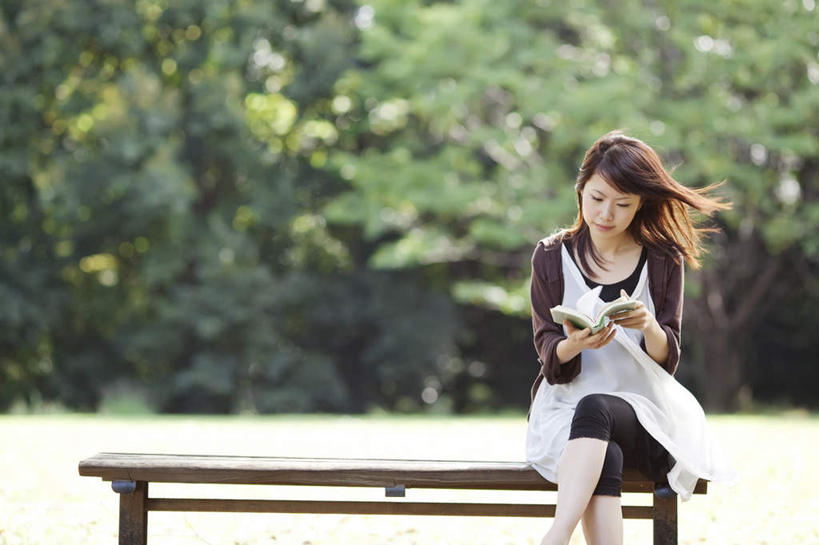 东方人,头发,一个人,坐,捧,笑,摸,微笑,露齿笑,横图,室外,白天,正面,旅游,度假,阅读,草地,草坪,植物,报纸,书籍,椅子,亚洲,仅一个年轻女性,仅一个女性,仅一个人,一本,抚摸,握,学习,阴影,服装,朦胧,模糊,光线,影子,长椅,木椅,二郎腿,拿,拿着,注视,休闲装,黄种人,娱乐,草,树,树木,衣服,绿色,黑色,灰色,阳光,自然,低头,观察,看,享受,休闲,休闲服,放松,浏览,握着,服饰,生长,成长,观看,察看,关注,年轻女性,女人,女性,亚洲人,长发,书,图书,触摸,端,端着,接触,捧着,手捧,坐着,半身,彩图