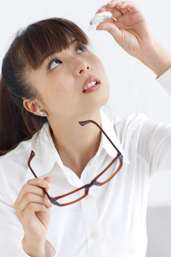 东方人,头发,一个人,站,举,笑,摸,微笑,露齿笑,竖图,俯视,室内,白天,亚洲,仅一个年轻女性,仅一个女性,仅一个人,一副,抚摸,握,服装,眼镜,药剂,墙,拿,拿着,注视,休闲装,黄种人,墙壁,墙面,衣服,白色,黑色,观察,看,托,站着,休闲,休闲服,治疗,握着,保健,服饰,观看,药物,察看,医疗,一瓶,关注,预防,近视眼镜,眼药水,年轻女性,女人,女性,亚洲人,长发,触摸,接触,举起,举手,举着,抬头,向上举,向上伸,向上托,仰头,站立,半身,彩图,高角度拍摄