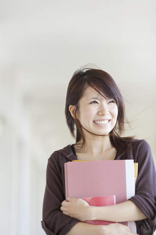 东方人,头发,一个人,站,捧,笑,摸,微笑,露齿笑,竖图,室外,白天,正面,书籍,亚洲,仅一个年轻女性,仅一个女性,仅一个人,许多,抚摸,握,阴影,服装,光线,影子,墙,拿,拿着,扭头,注视,休闲装,黄种人,墙壁,墙面,衣服,红色,黑色,灰色,阳光,观察,看,站着,转头,休闲,休闲服,握着,服饰,观看,察看,关注,年轻女性,女人,女性,亚洲人,长发,书,图书,触摸,端,端着,接触,捧着,手捧,站立,半身,彩图