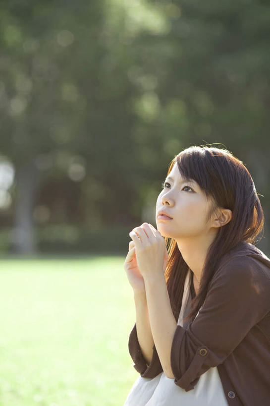 东方人,头发,一个人,坐,笑,摸,微笑,露齿笑,竖图,室外,白天,侧面,旅游,度假,草地,草坪,植物,亚洲,仅一个年轻女性,仅一个女性,仅一个人,抚摸,阴影,服装,朦胧,模糊,光线,影子,注视,休闲装,黄种人,娱乐,草,树,树木,衣服,绿色,黑色,灰色,阳光,自然,观察,看,享受,休闲,休闲服,放松,服饰,生长,成长,观看,察看,关注,年轻女性,女人,女性,亚洲人,触摸,接触,抬头,仰头,坐着,半身,彩图