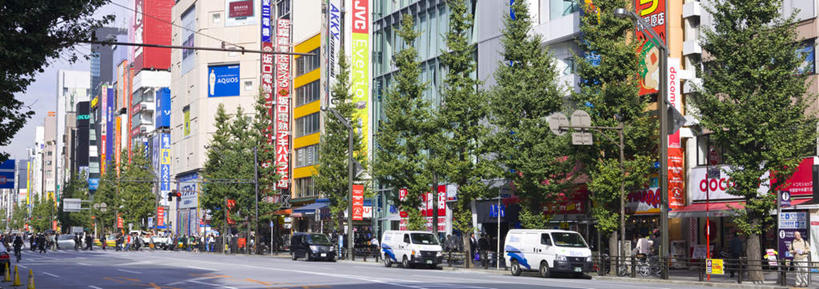 无人,高楼大厦,商店,横图,室外,白天,正面,购物,度假,消费,美景,植物,城市风光,超市,城市,大厦,道路,建筑,路,路灯,摩天大楼,指示牌,公路,汽车,照明,东京,日本,亚洲,一排,整齐,标志,文字,景观,灯光,交通,娱乐,标识,车,灯,树,树木,排列,蓝色,绿色,蓝天,天空,自然,交通工具,轿车,天,享受,休闲,景色,放松,金融,百货,生长,成长,照亮,照明设备,队列,载具,选购,贸易,百货公司,东亚,本州,关东地方,本州岛,日本国,东京都,血拼,马路,彩图,大楼,高层建筑,高楼,购物商场,购物中心,摩天楼,商业中心