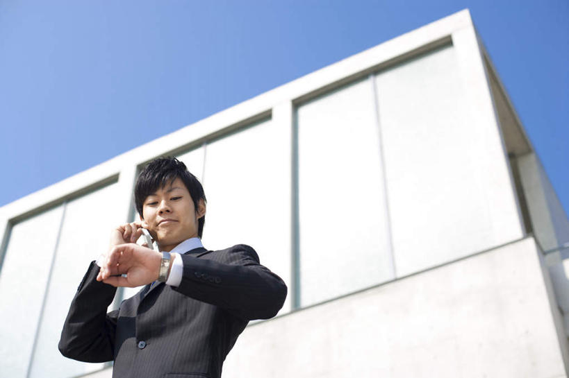 东方人,头发,一个人,商务人士,商务男性,站,举,笑,摸,打电话,微笑,露齿笑,横图,室外,白天,仰视,衬衫,电话,手机,亚洲,仅一个男性,仅一个人,一块,抚摸,握,阴影,套装,时间,光线,时钟,手表,影子,墙,领带,拿,听,计时,拿着,注视,黄种人,通讯设备,墙壁,墙面,仅一个年轻男性,蓝色,黑色,蓝天,天空,阳光,钟表,天,低头,观察,看,托,站着,表,握着,晴朗,观看,腕表,察看,关注,商务装,工薪阶层,万里无云,交流,男人,男性,年轻男性,亚洲人,白领,上班族,钟,晴空,晴空万里,触摸,沟通,接触,举起,举手,举着,通话,向上举,向上伸,向上托,站立,半身,彩图,低角度拍摄,衬衣