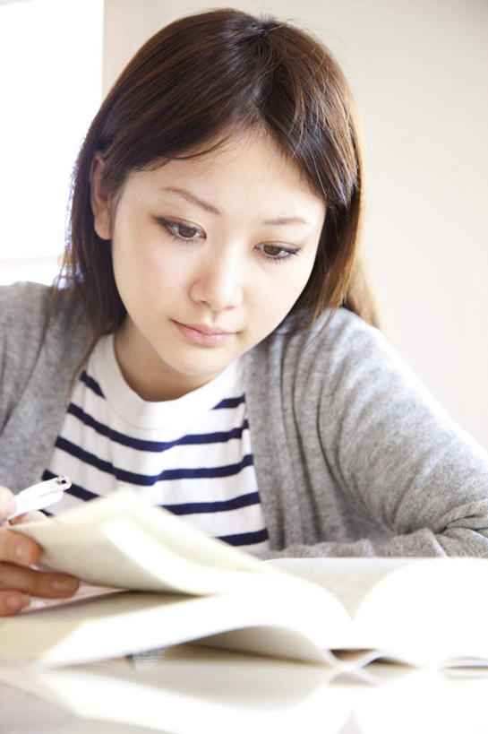 东方人,头发,一个人,坐,笑,微笑,露齿笑,竖图,室内,白天,正面,阅读,窗户,桌面,桌子,报纸,书籍,亚洲,仅一个年轻女性,仅一个女性,仅一个人,一本,握,学习,阴影,条纹,服装,光线,影子,墙,拿,拿着,注视,休闲装,黄种人,玻璃窗,墙壁,墙面,衣服,白色,黑色,阳光,低头,观察,看,休闲,休闲服,浏览,握着,服饰,观看,察看,关注,年轻女性,女人,女性,亚洲人,长发,书,图书,坐着,半身,彩图