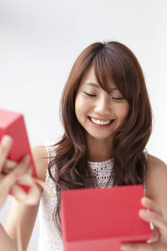 东方人,头发,一个人,站,笑,摸,微笑,露齿笑,竖图,室内,白天,白色背景,正面,礼盒,礼物,亚洲,仅一个年轻女性,仅一个女性,仅一个人,抚摸,握,阴影,服装,光线,影子,纸盒,墙,拿,拿着,注视,休闲装,黄种人,墙壁,墙面,盒子,一个,衣服,红色,白色,黑色,阳光,包装盒,礼品盒,打开,低头,观察,看,站着,休闲,休闲服,握着,摄影,服饰,礼品,影棚,单个,观看,察看,开启,关注,年轻女性,女人,女性,亚洲人,长发,触摸,接触,站立,半身,彩图,影棚拍摄,拍摄