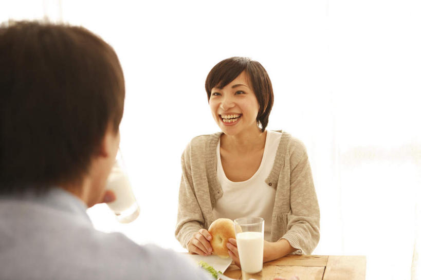 点心,面包,牛奶,东方人,背部,头发,两个人,家庭,夫妻,坐,笑,摸,微笑,露齿笑,横图,室内,白天,正面,爱情,餐桌,桌子,杯子,亚洲,抚摸,喝,握,阴影,服装,朦胧,模糊,光线,影子,墙,食品,面点,饮品,一杯,浪漫,营养,拿,拿着,注视,休闲装,黄种人,相视,墙壁,墙面,玻璃制品,食物,糕点,饮料,衣服,蓝色,黑色,阳光,水杯,观察,看,休闲,温暖,温馨,一家人,面对面,休闲服,恩爱,握着,恋人,服饰,餐台,观看,对视,和睦,察看,乳制品,奶,关注,相对,相看,安神,男人,男性,年轻男性,年轻女性,女人,女性,亚洲人,夫妇,情侣,玻璃杯,触摸,接触,坐着,半身,彩图,伴侣,融洽