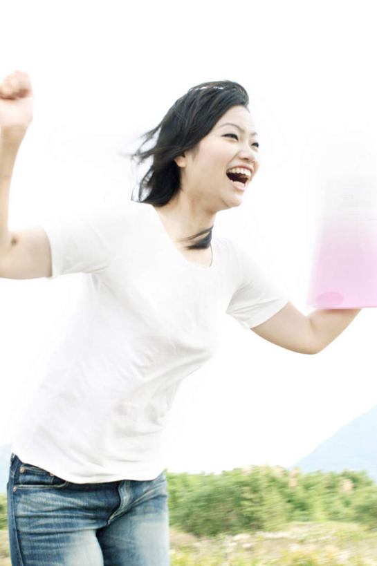 东方人,头发,一个人,站,举,伸展双臂,笑,微笑,露齿笑,竖图,室外,白天,正面,旅游,度假,草地,草坪,植物,书籍,亚洲,仅一个年轻女性,仅一个女性,仅一个人,一本,阴影,服装,裤子,朦胧,模糊,光线,影子,注视,牛仔裤,休闲装,黄种人,娱乐,草,树,树木,衣服,粉色,蓝色,绿色,白色,黑色,蓝天,天空,阳光,自然,天,观察,看,托,站着,张嘴,享受,休闲,休闲服,放松,服饰,生长,晴朗,成长,观看,察看,喊叫,呼喊,关注,张大嘴巴,万里无云,年轻女性,女人,女性,亚洲人,书,图书,晴空,晴空万里,张开嘴,敞开双臂,举起,举手,举着,伸开双臂,向上举,向上伸,向上托,展开双肩,站立,张开手臂,张开双臂,半身,彩图