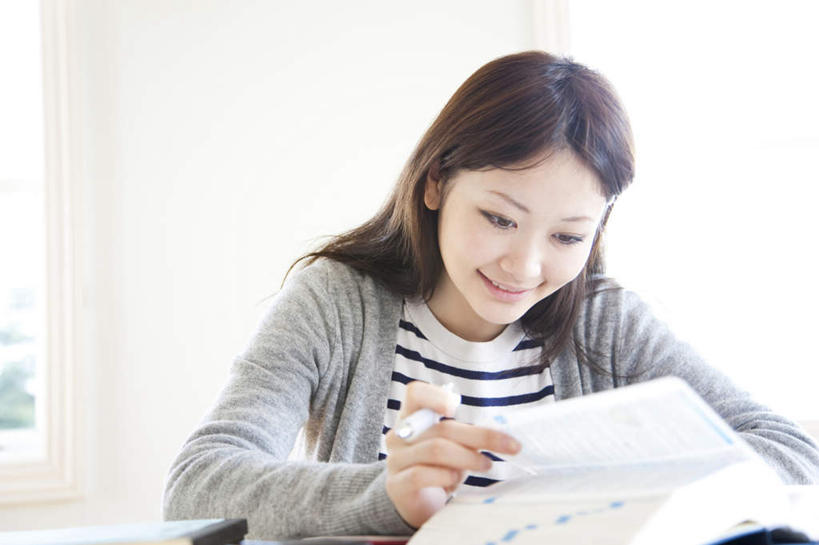 东方人,头发,一个人,坐,笑,摸,微笑,露齿笑,横图,室内,白天,正面,窗户,桌子,书籍,亚洲,仅一个年轻女性,仅一个女性,仅一个人,一本,抚摸,握,阴影,条纹,服装,光线,笔,影子,墙,办公用品,拿,拿着,注视,休闲装,黄种人,书桌,玻璃窗,墙壁,墙面,文具,衣服,黑色,灰色,阳光,课桌,学习用品,低头,观察,看,休闲,休闲服,握着,服饰,观看,翻阅,文具用品,一支,察看,关注,年轻女性,女人,女性,亚洲人,长发,书,图书,触摸,接触,坐着,半身,彩图