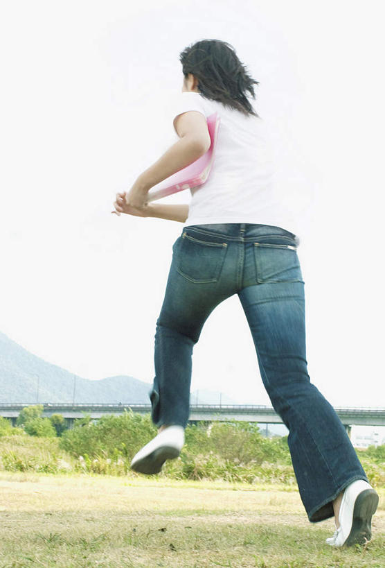 东方人,头发,一个人,站,跑,竖图,室外,白天,仰视,锻炼,旅游,度假,运动,草地,草坪,河流,山,山脉,水,植物,亚洲,仅一个年轻女性,仅一个女性,仅一个人,阴影,服装,裤子,光线,影子,河水,山峰,水流,云,云朵,山峦,云彩,抬腿,牛仔裤,休闲装,黄种人,娱乐,草,树,树木,衣服,蓝色,绿色,白色,黑色,白云,蓝天,天空,阳光,自然,群山,天,站着,享受,休闲,休闲服,放松,抬手,服饰,生长,成长,体育,年轻女性,女人,女性,亚洲人,跑步,站立,彩图,低角度拍摄,全身,健身