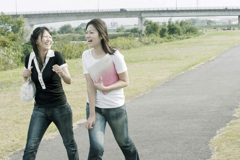 东方人,背,头发,两个人,伙伴,朋友,站,走,捧,笑,摸,微笑,露齿笑,横图,室外,白天,正面,旅游,度假,友谊,草地,草坪,植物,大桥,道路,立交桥,路,桥梁,书籍,亚洲,抚摸,握,阴影,服装,光线,包,皮包,影子,云,云朵,高架,小路,斜拉桥,桥,交通,拿,云彩,拿着,注视,休闲装,黄种人,娱乐,草,树,树木,衣服,蓝色,绿色,白色,黑色,白云,蓝天,天空,阳光,自然,天,背着,观察,看,站着,张嘴,享受,休闲,休闲服,放松,握着,服饰,乡间小路,生长,成长,观看,单肩包,察看,关注,张大嘴巴,友情,年轻女性,女人,女性,亚洲人,长发,书,图书,张开嘴,步行,触摸,端,端着,接触,捧着,散步,手捧,站立,走路,半身,彩图