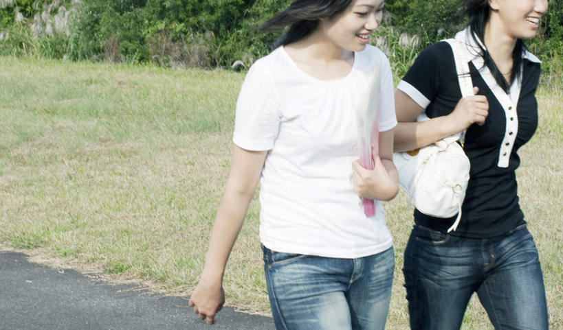 东方人,头发,两个人,伙伴,朋友,站,走,捧,笑,摸,微笑,露齿笑,横图,俯视,室外,白天,旅游,度假,友谊,草地,草坪,植物,道路,路,书籍,亚洲,抚摸,握,阴影,服装,光线,包,皮包,影子,小路,交通,拿,拿着,注视,休闲装,黄种人,娱乐,草,树,树木,衣服,粉色,绿色,白色,黑色,阳光,自然,观察,看,站着,享受,休闲,休闲服,放松,握着,服饰,乡间小路,生长,成长,观看,单肩包,察看,关注,友情,年轻女性,女人,女性,亚洲人,长发,书,图书,步行,触摸,端,端着,接触,捧着,散步,手捧,站立,走路,半身,彩图,高角度拍摄