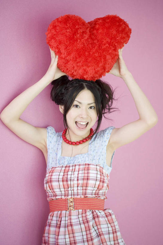 东方人,头发,一个人,站,举,笑,摸,微笑,露齿笑,竖图,室内,白天,正面,爱情,靠垫,亚洲,仅一个年轻女性,仅一个女性,仅一个人,抚摸,条纹,紫色背景,服装,爱心,墙,靠枕,浪漫,注视,休闲装,黄种人,墙壁,墙面,一个,衣服,红色,黑色,灰色,垫子,枕头,观察,看,托,站着,张嘴,休闲,温暖,温馨,心形,休闲服,恩爱,摄影,服饰,影棚,单个,观看,和睦,察看,关注,张大嘴巴,年轻女性,女人,女性,亚洲人,心型,长发,张开嘴,触摸,接触,举起,举手,举着,向上举,向上伸,向上托,站立,半身,彩图,影棚拍摄,拍摄,融洽