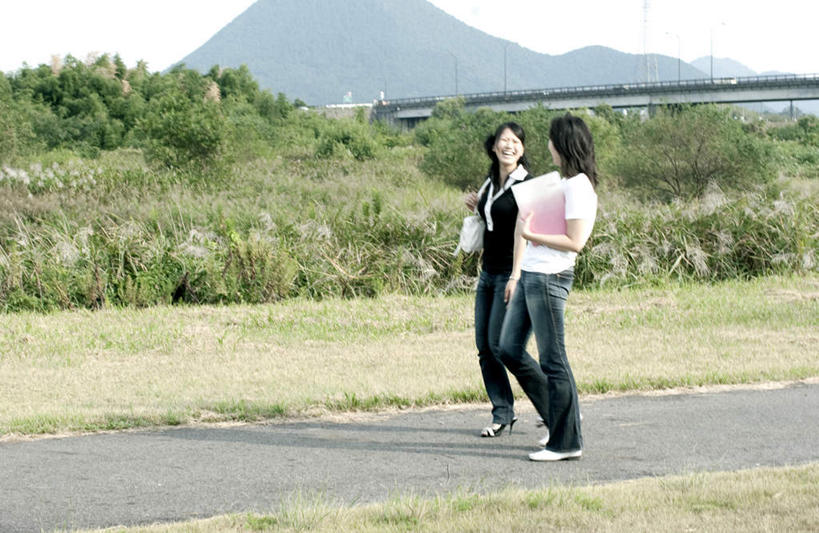 东方人,两个人,伙伴,朋友,站,走,捧,笑,微笑,露齿笑,横图,室外,白天,正面,旅游,度假,友谊,草地,草坪,山,山脉,植物,大桥,道路,立交桥,路,桥梁,书籍,亚洲,握,服装,包,皮包,山峰,高架,小路,斜拉桥,桥,交通,山峦,拿,拿着,注视,休闲装,黄种人,娱乐,相视,草,树,树木,一个,衣服,粉色,绿色,白色,自然,群山,观察,看,站着,享受,休闲,面对面,休闲服,放松,握着,服饰,乡间小路,生长,单个,成长,观看,对视,单肩包,察看,关注,相对,相看,友情,年轻女性,女人,女性,亚洲人,书,图书,步行,端,端着,捧着,散步,手捧,站立,走路,彩图,全身