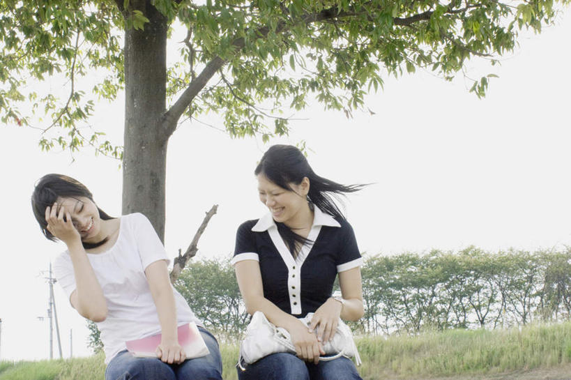 东方人,头发,两个人,伙伴,朋友,坐,笑,摸,微笑,露齿笑,横图,室外,白天,正面,旅游,度假,友谊,草地,草坪,植物,书籍,亚洲,抚摸,弯腰,握,阴影,服装,光线,包,皮包,影子,云,云朵,拿,云彩,拿着,扭头,注视,休闲装,黄种人,娱乐,草,树,树木,一个,衣服,蓝色,绿色,白色,黑色,白云,蓝天,天空,阳光,自然,天,观察,看,转头,享受,休闲,休闲服,放松,握着,服饰,生长,单个,成长,观看,单肩包,察看,关注,弯身,友情,年轻女性,女人,女性,亚洲人,长发,书,图书,触摸,接触,坐着,半身,彩图