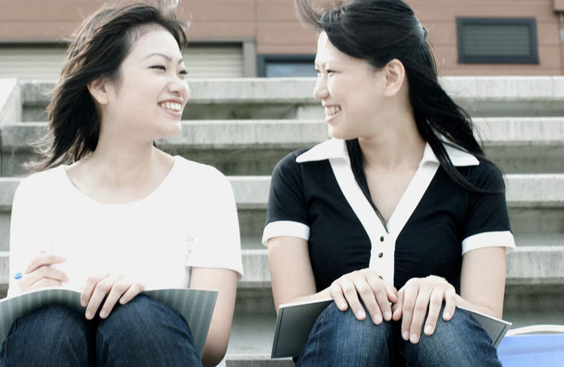 东方人,头发,两个人,伙伴,朋友,家,坐,笑,摸,微笑,露齿笑,横图,室外,白天,正面,旅游,度假,友谊,楼梯,亚洲,抚摸,阴影,服装,光线,瓷砖,地砖,影子,房屋,阶梯,墙,屋子,地面,注视,休闲装,黄种人,娱乐,楼房,相视,墙壁,墙面,台阶,住宅,衣服,白色,黑色,阳光,观察,看,转头,享受,休闲,面对面,休闲服,放松,服饰,观看,对视,察看,关注,相对,相看,友情,年轻女性,女人,女性,亚洲人,长发,触摸,接触,坐着,半身,彩图,房子