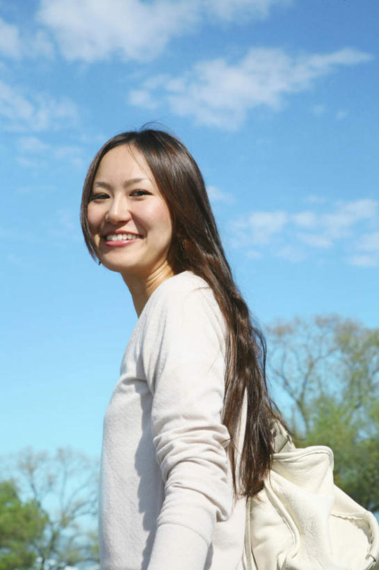 东方人,头发,一个人,站,笑,微笑,露齿笑,竖图,室外,白天,侧面,旅游,度假,草地,草坪,植物,亚洲,仅一个年轻女性,仅一个女性,仅一个人,阴影,服装,光线,影子,云,云朵,云彩,扭头,注视,休闲装,黄种人,娱乐,草,树,树木,衣服,蓝色,绿色,白色,黑色,白云,蓝天,天空,阳光,自然,天,观察,看,站着,转头,享受,休闲,休闲服,放松,服饰,生长,成长,观看,察看,关注,年轻女性,女人,女性,亚洲人,长发,站立,半身,彩图